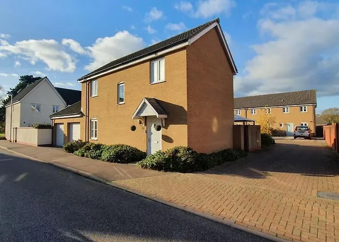 Classy Family House-Gym-Free Parking-Train Station